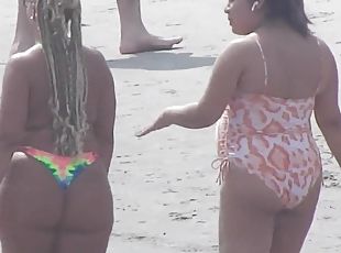 I like to spy on big-bottomed girls on the beach