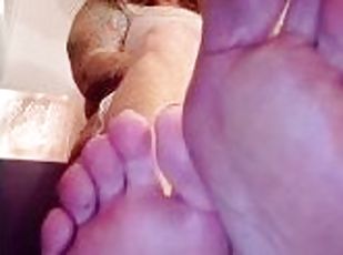 Foot Fetish Loser Humiliation - Crossed Wrinkled Soles - Cum Countdown on the Toilet!