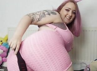 British Bimbo wiggles her Big Ass in Pink Workout Gear