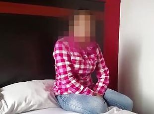 Latina de 23 años asiste a casting porno y termina desvirgada por el culo por dinero.