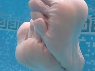 My wet feet in the pool!! Enjoy it!