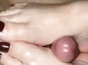 FOOTJOB - SLAVE CUMS AGAINST MY WRINKLED ARCHES !