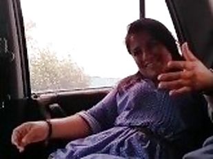 Sexy Culona con vestido azul, mamando y montando verga en el auto