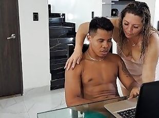 I see my stepson watching porn, I get horny just seeing how he touches himself