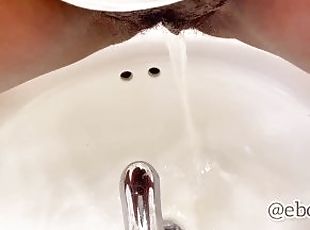 Ebony Girl Pissing In The Sink