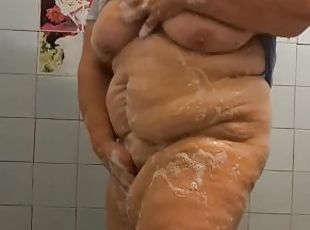 Granny bbw mature does a blowjob under the shower.