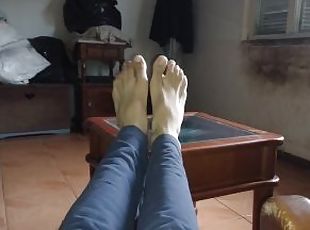 Feets legs showed